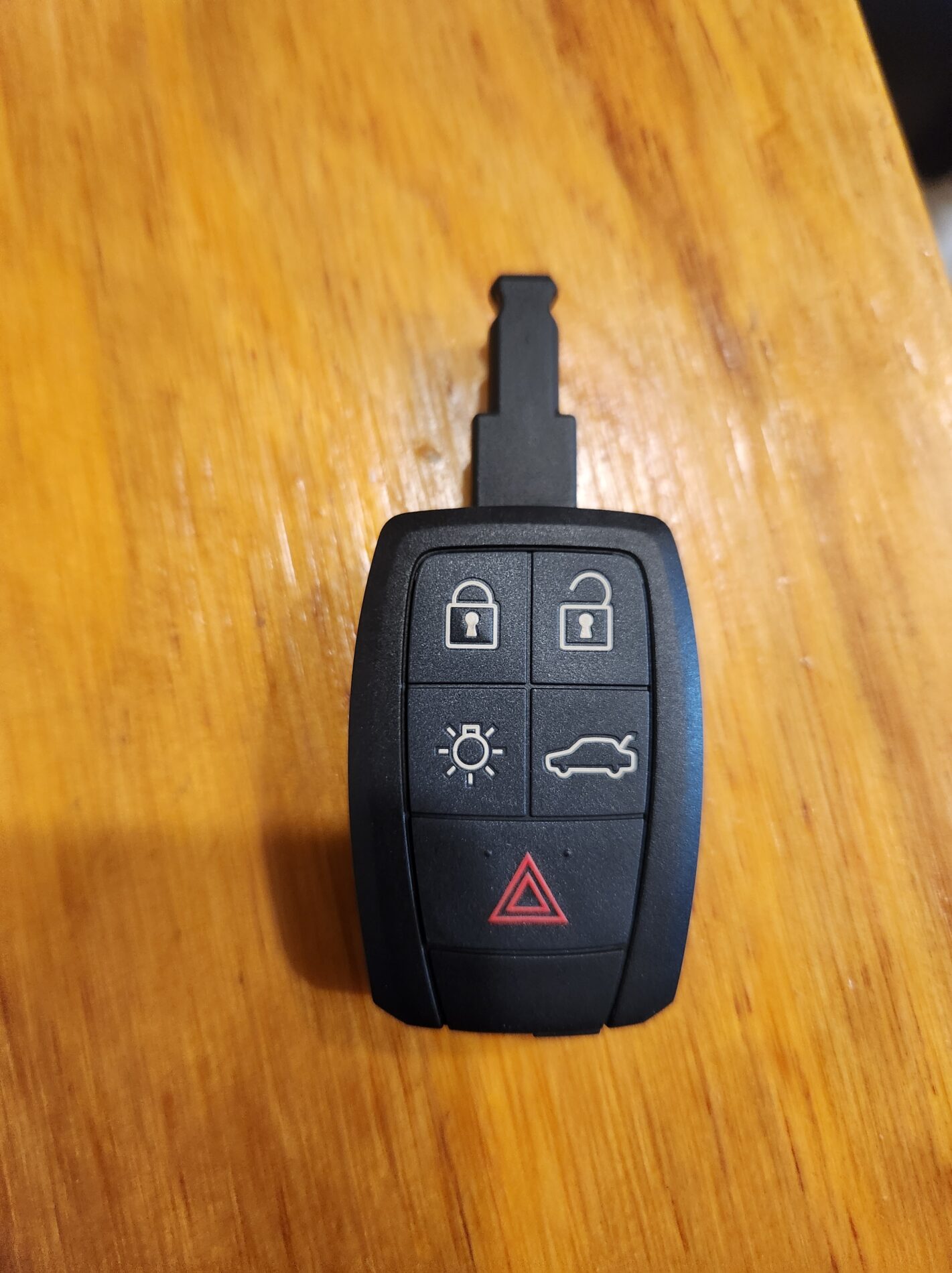 Automotive locksmith service equipment and vehicle key
